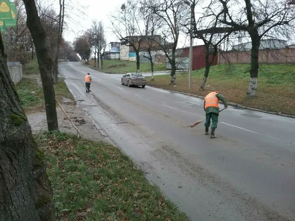 Луцькі муніципали змусили будівельників прибрати за собою