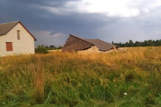 На Волині буря зрівняла хлів із землею (фото)