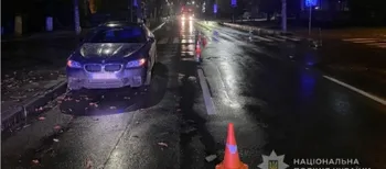 У Луцьку водій BMW збив дівчину на пішохідному переході – її забрали до лікарні (фото)