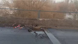 У Луцьку на мості провалився асфальт (фотофакт)
