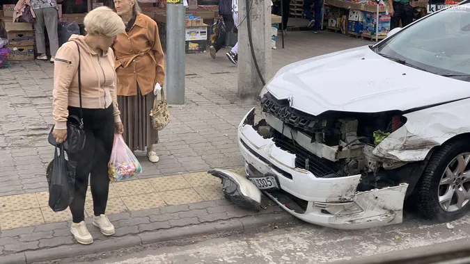 BMW не пропустив – Citroen влетів у знак: деталі ДТП у Луцьку біля Старого ринку (фото)