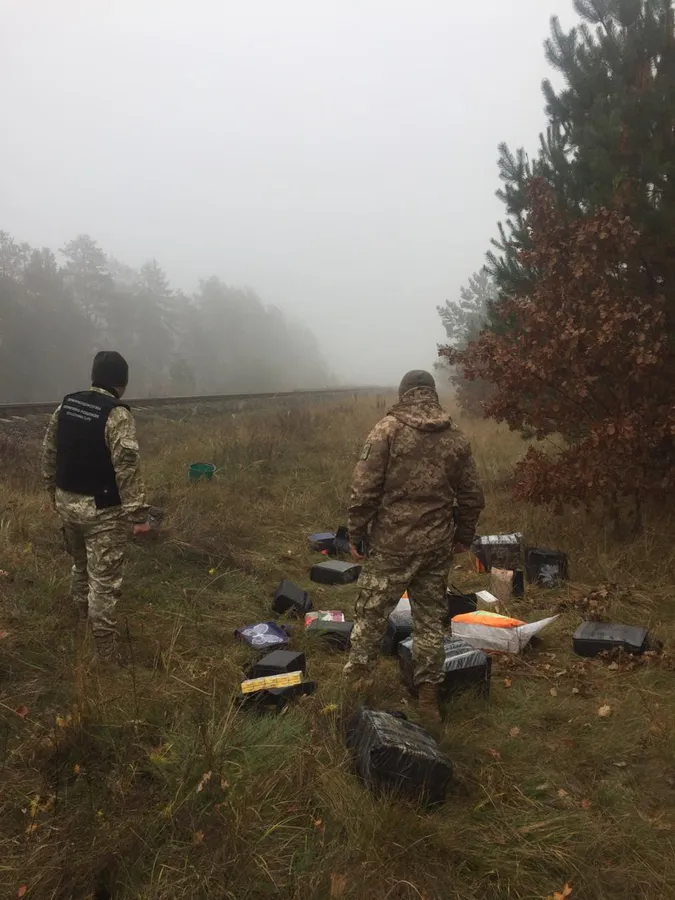 На Волині з потяга викинули пакунки із сигаретами (фото)