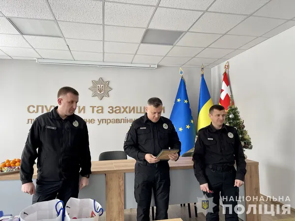 У Луцьку на Миколая дітям загиблого поліцейського вручили ключі до нової оселі (відео)