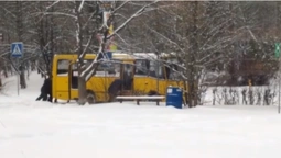 На Карбишева в Луцьку люди викопували і пхали маршрутку (відео)