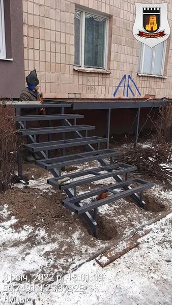 Біля багатоповерхівки в Луцьку встановили незаконні сходи. Їх знесуть (фото)