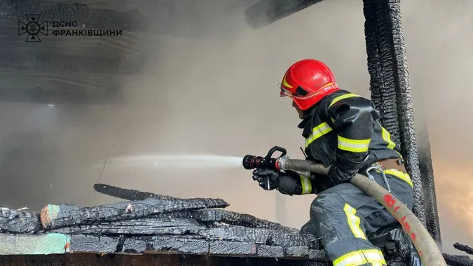 У Франківську сталася масштабна пожежа – згорів двоповерховий паб (фото, відео)