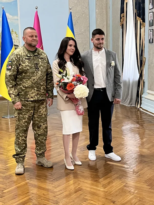 Поки Кремль бреше про загибель, Залужний відгуляв весілля (фото)