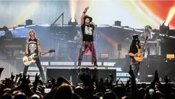 Легендарний гурт Guns N' Roses концерт в ОАЕ розпочав з підтримки України (відео)
