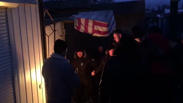 Знову сутички: муніципали зрізають «болгарками» паркан навколо ринку. Базарники перешкоджають (відео)