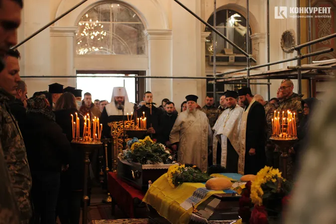 Зі сльозами та на колінах: Луцьк попрощався з трьома своїми Героями (фото, відео)