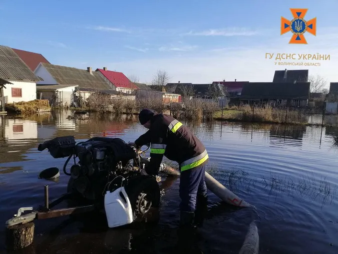 Аномальне тепло: на Волині людям позаливало городи (фото)
