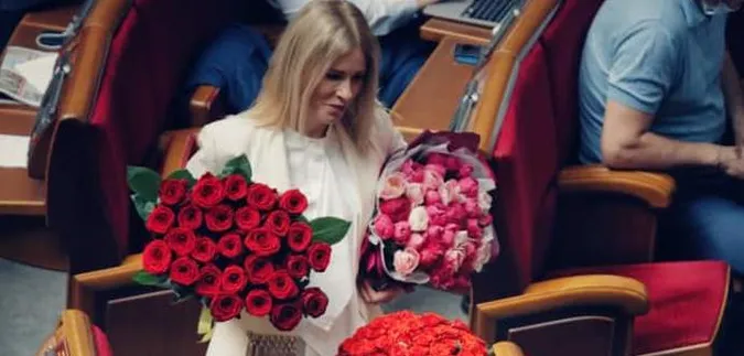 Квіткова вакханалія в Раді: «слуги народу» привітали депутатку зі святом (фото)