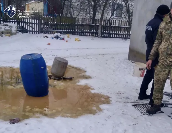 Перевіряли «точки»: на Волині поліцейські вилили десятки літрів самогону (фото)