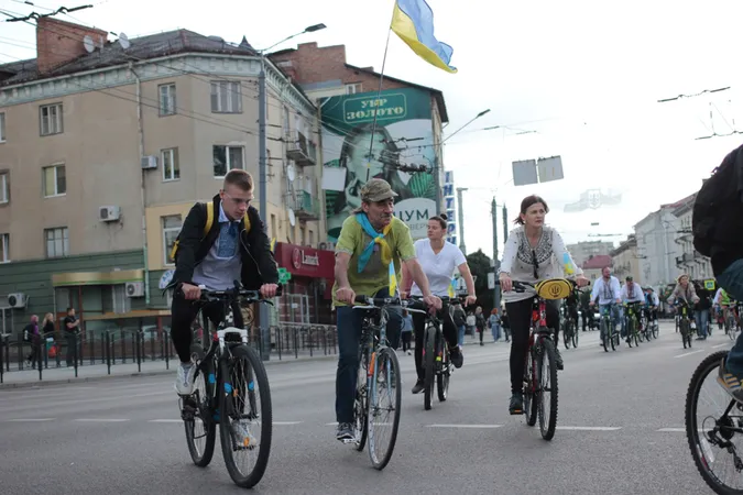 Шоломи і вишиванки: як у Луцьку минув велопробіг до Дня міста (фото, відео)