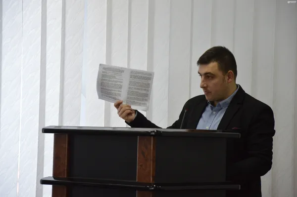 Луцька міська рада працюватиме з новим регламентом та «п'ятою рукою» Романюка