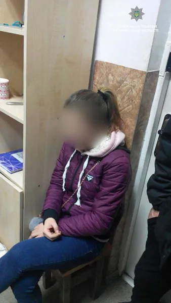 Горілка, вино, коньяк: у Луцьку неповнолітніх дівчат спіймали на крадіжці (фото)