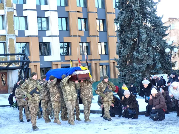 Майже 14 місяців очікування: у Ковелі попрощалися з воїном Романом Ющенком (фото)