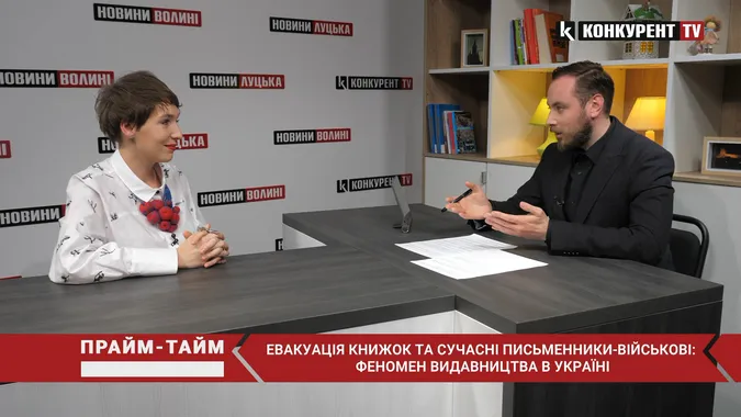 Український дитячий письменник на світанку пише книги на війні з російськими загарбниками (відео)