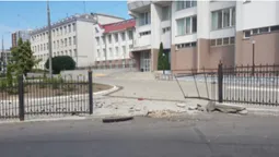 У Луцьку біля філологічного факультету СНУ авто виламало ворота (фотофакт)