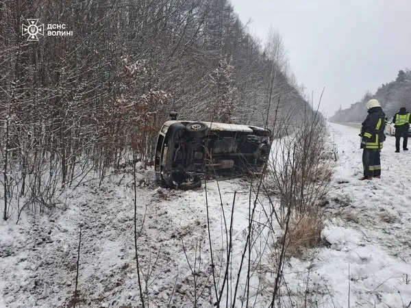 У Луцькому районі вантажний бус злетів із дороги й перекинувся (фото)