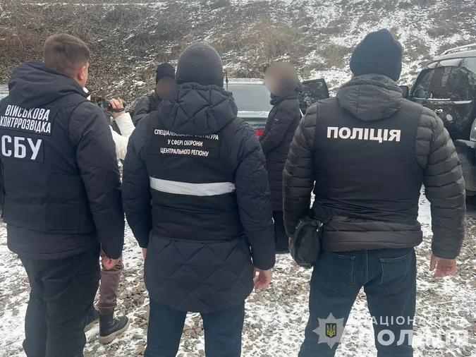 На Сумщині на хабарі у $3000 затримали працівницю ТЦК (фото)