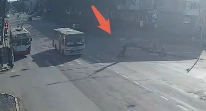 У Луцьку водій маршрутки ледве не збив дітей на пішоході (відео)