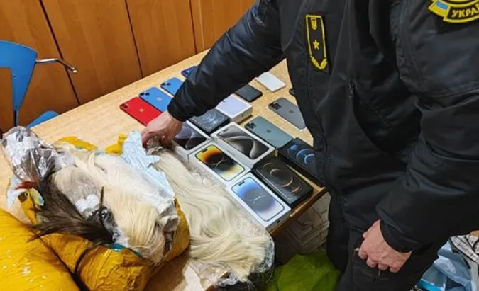 В «Устилузі» у чоловіка знайшли понад 20 уживаних телефонів та 25 кг людського волосся (фото)