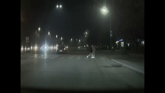 Їхав на «червоний»: у Луцьку автомобіль ледь не збив людей на переході (відео)