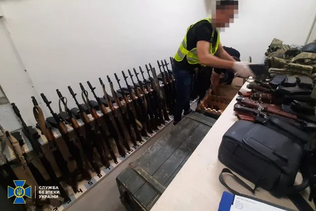 У Києві добробат незаконно створив арсенал: вилучили 60 автоматів (фото)