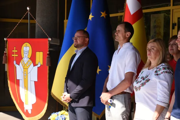 160 золотих та 43 срібних: у Луцьку вручили медалі випускникам (фото, відео)
