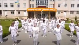 У Луцьку медики влаштували танці з нагоди професійного свята (відео)