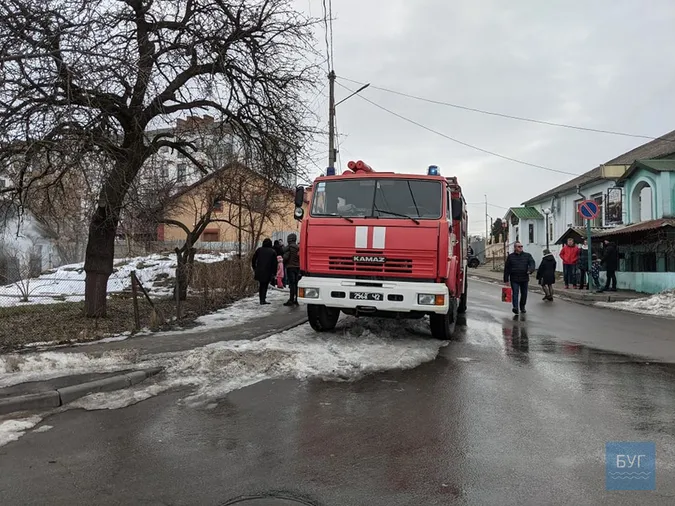 У Володимирі сталася пожежа: вогнеборці врятували жінку (фото)