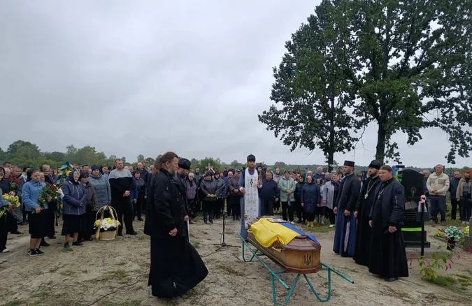 На Волині провели в останню земну дорогу воїна Віталія Щербачука (фото)