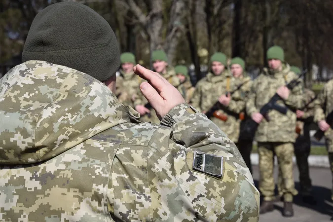 Мобілізовані та контрактники, чоловіки та жінки: у Луцьку склали присягу прикордонники (фото)