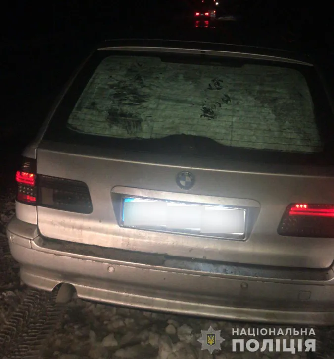 З пістолетом і кастетами: у волинянина з-під будинку викрали BMW (фото, відео)