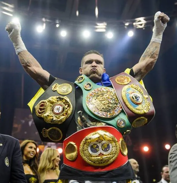 Усик нокаутував Белью та захистив пояси (відео)