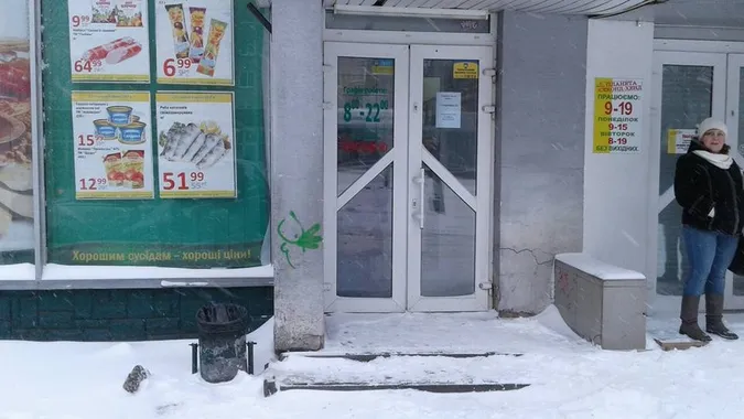«Кому треба, той долізе»: як луцькі підприємці «чистяться» від снігу (фото)