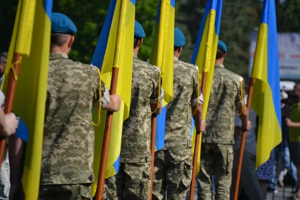 Мовчки та зі сльозами: у Луцьку вшанували пам'ять жертв Другої світової війни (фото)