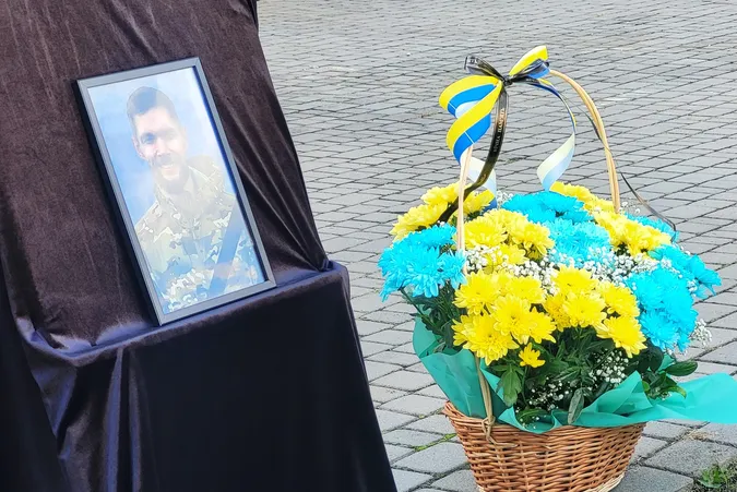 Мав стати батьком: у Ковелі попрощалися із молодим бійцем Леонідом Семенюком (фото)