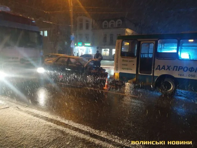 У Луцьку автомобіль врізався у маршрутку: пасажира госпіталізували (фото)