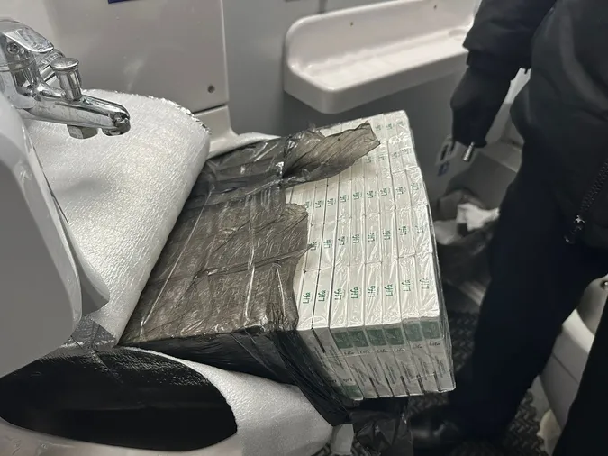 На Ягодині в санвузлі потяга службовий собака прикордонників виявив сховок з цигарками (фото)