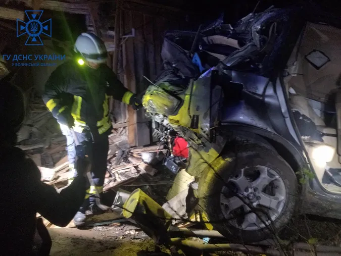 На Ковельщині автомобіль в'їхав в житловий будинок: є жертви (фото)