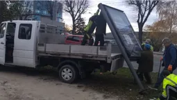 Мінус два стенди, що світяться: у Луцьку демонтують зовнішню рекламу (відео)