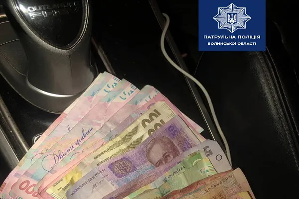Нічні розбірки в Луцьку: водій – п’яний, а пасажир пропонував патрульним хабар