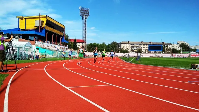 Без глядачів: карантинний чемпіонат з легкої атлетики у Луцьку (фото)
