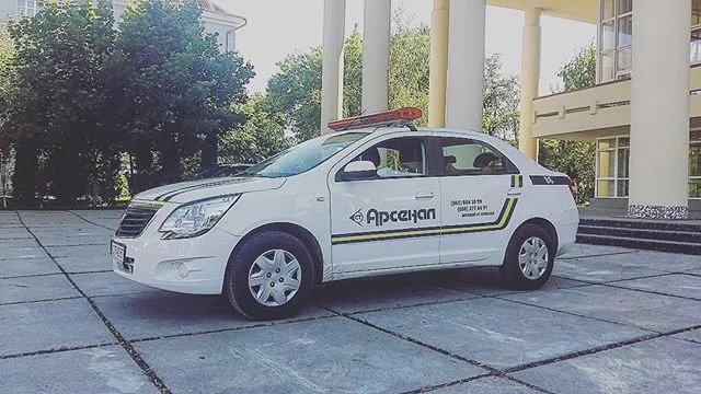 На Волині підлітки жбурнули цеглиною по автівці охоронної фірми
