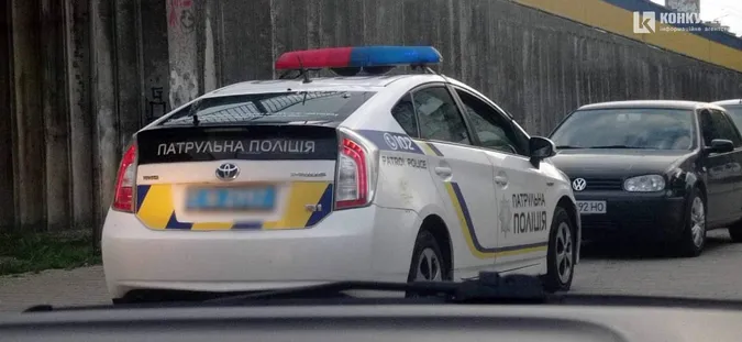 Безхатько гасив вогонь ногою: у Луцьку під мостом – пожежа (фото)