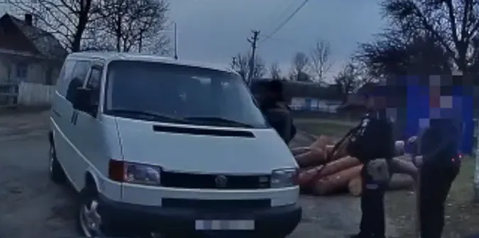 На Волині зловмисник на бусі наїхав на поліцейського (відео)