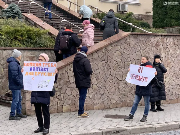 У Луцьку – мітинг під мерією: чого хочуть активісти цього разу (фото)
