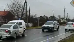Подвійна ДТП: у Володимирі зіткнулися бус і два легковики (відео)